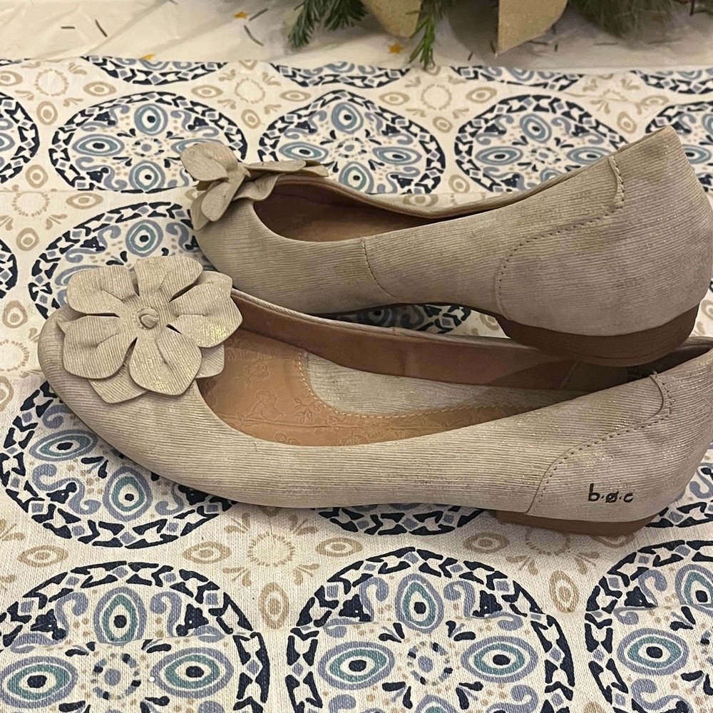BOC Women's Beige Flats with Floral Accent